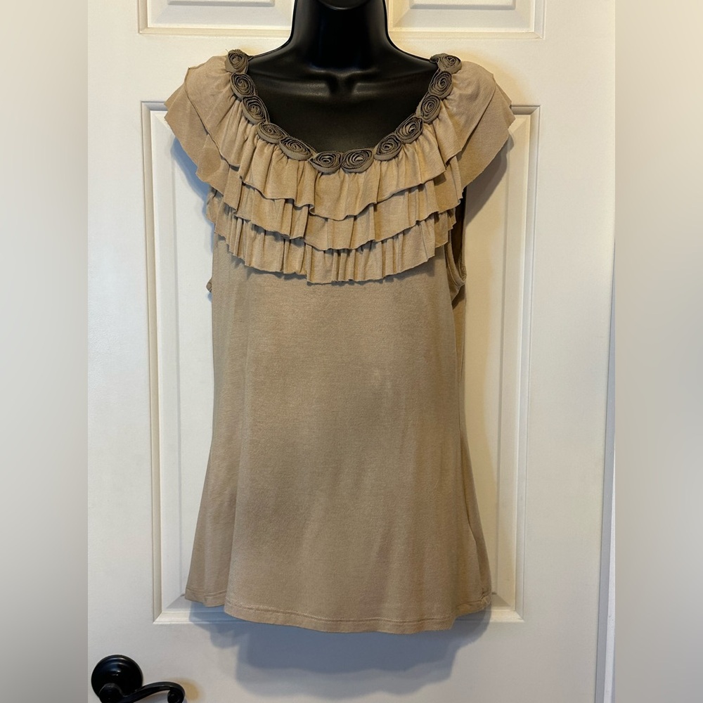 💙ST18-Dressbarn Tan Sleeveless Ruffled Blouse with Floral Bib Collar Design.